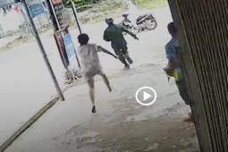 Bà chủ tiệm điện thoại nhảy qua tủ kính đuổi bắt cướp