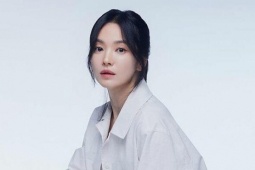 Thời trang - Song Hye Kyo 'ăn gian' tuổi với váy áo mùa thu