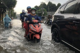 Mưa lớn gây ngập nhiều nơi tại TP HCM, dự báo tiếp tục diễn ra vào chiều tối