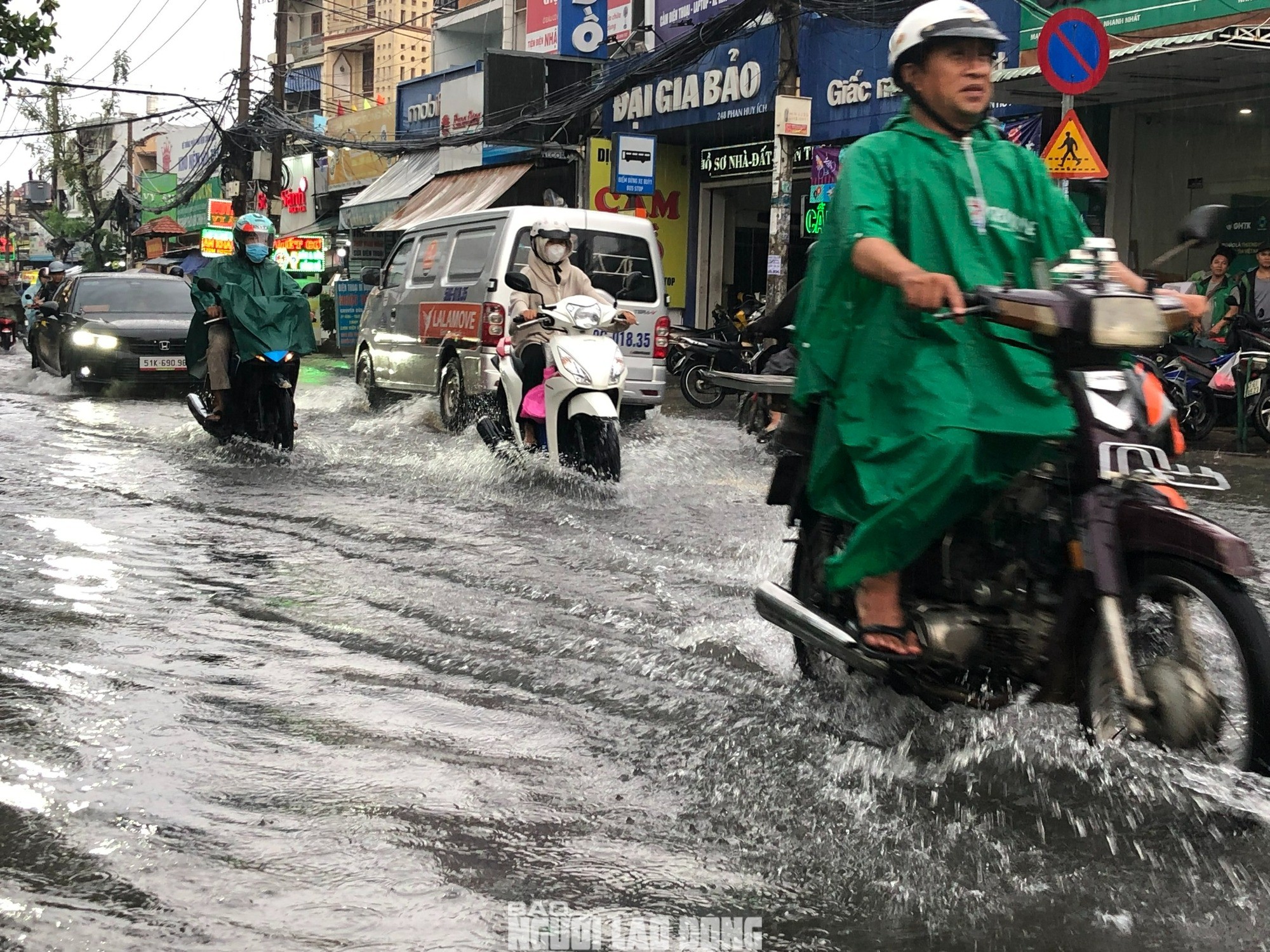 Đường Phan Huy Ích (quận Gò Vấp) ngập trong nước