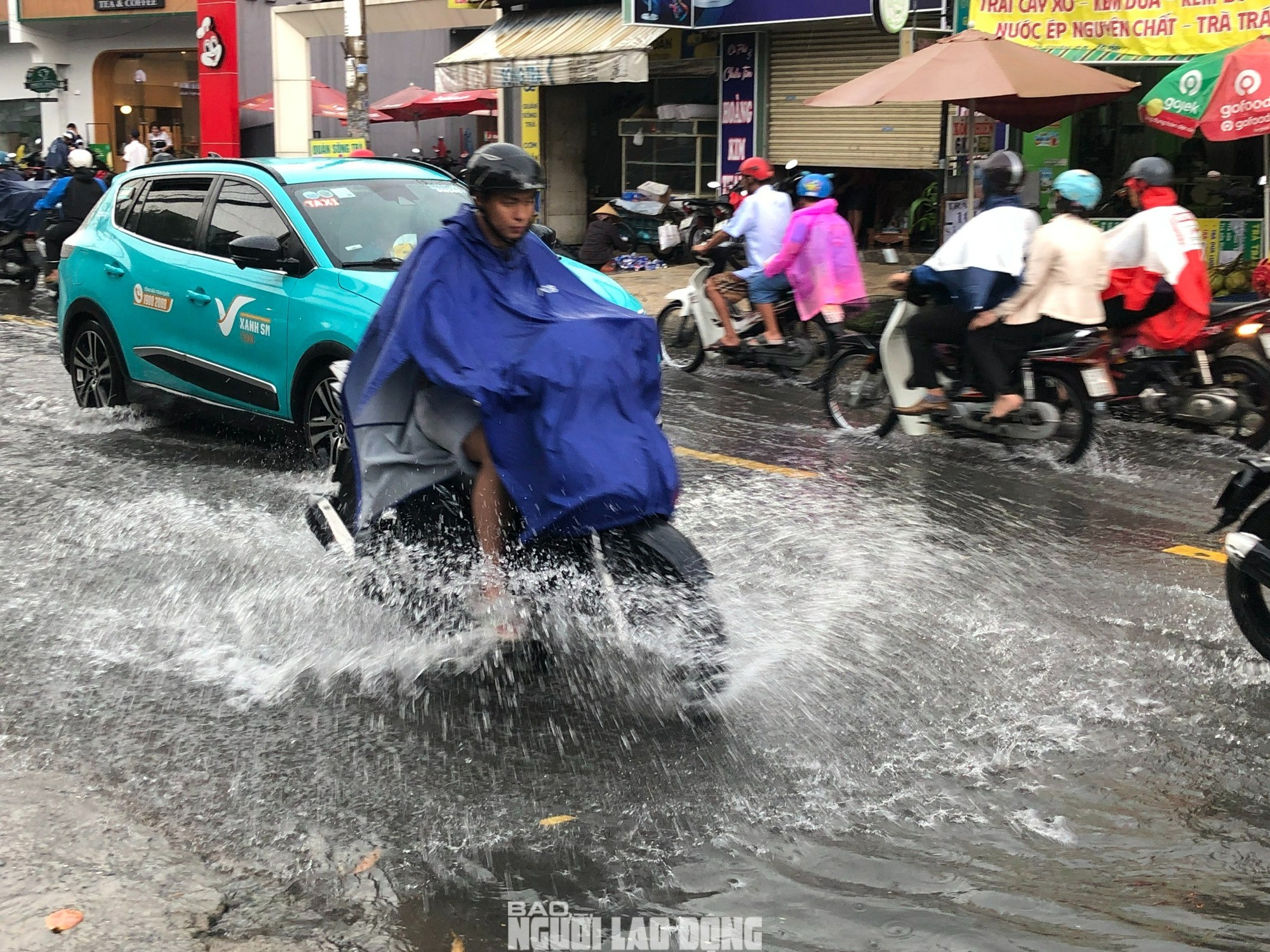 Loạt ảnh đường phố TP HCM mênh mông nước sau trận mưa lớn chiều nay - 6