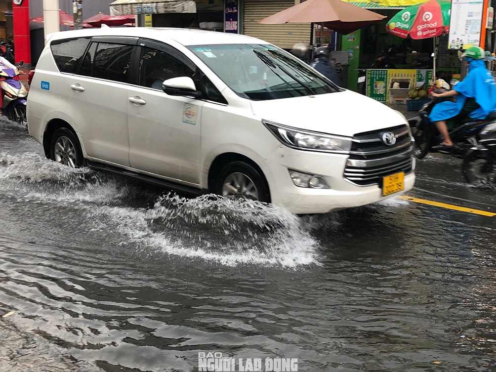 Mưa Lớn Hoành Hành TP HCM, Gây Ngập Nhiều Tuyến Đường