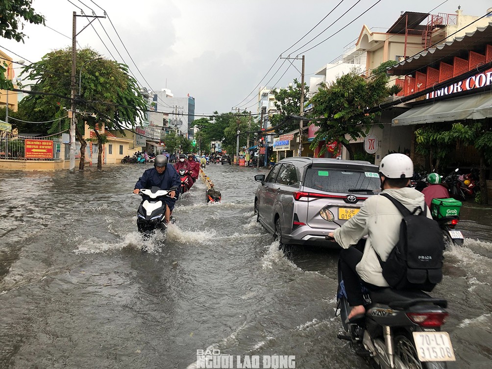 Mưa lớn gây ngập nhiều nơi tại TP HCM, dự báo tiếp tục diễn ra vào chiều tối