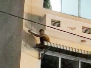An ninh - Xã hội - Thông tin mới nhất vụ thanh niên leo khách sạn như ‘người nhện’ ở Bình Chánh
