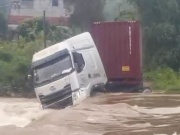 Tin tức trong ngày - Xe đầu kéo bị lũ cuốn, người dân bơi ra cứu tài xế ở Bắc Giang