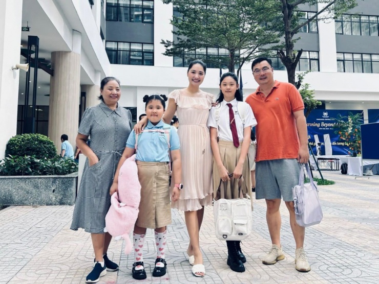 Con gái 11 tuổi cao 1,7 m của hoa hậu Hương Giang - 4