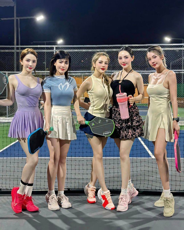 Khi làn sóng chỉ trích trang phục tập pickleball bùng nổ, nhiều sao nữ đã phản ứng lại bằng cách mặc đồ kín như bưng ra sân pickleball, thậm chí là mặc đồ bộ hoa hòe hoa sói như Quỳnh Kool, Quỳnh Nga đã làm. Cũng có người chọn cách vẫn đi tập môn thể thao này nhưng không đăng ảnh trên trang cá nhân nữa.