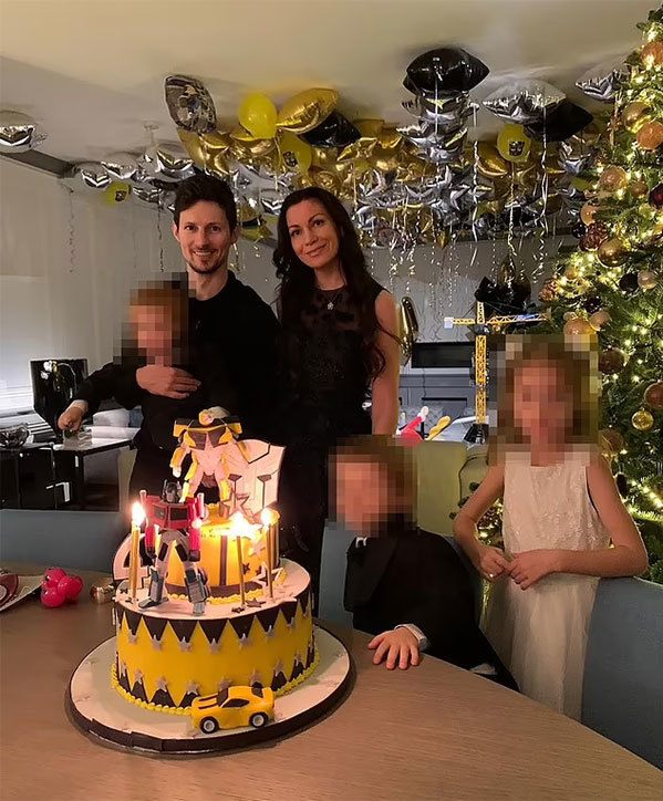 Người đẹp Nga Irina Bolgar bên Durov và ba con mà cô nói anh là bố của chúng. Ảnh: Irina Bolgar