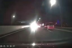 Tin tức trong ngày - Video ô tô chạy ngược chiều ở làn 120km/h trên cao tốc