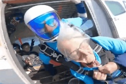 Bạn trẻ - Cuộc sống - Cụ bà 102 tuổi nhảy dù từ độ cao hơn 2.100m mừng sinh nhật