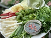 Thị trường - Tiêu dùng - Loại quả vừa chua vừa chát, trước không ai ăn nay bán hơn nửa triệu đồng/kg