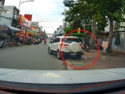 Ô tô - Clip: Người phụ nữ thản nhiên di chuyển khi bé gái chưa kịp lên xe