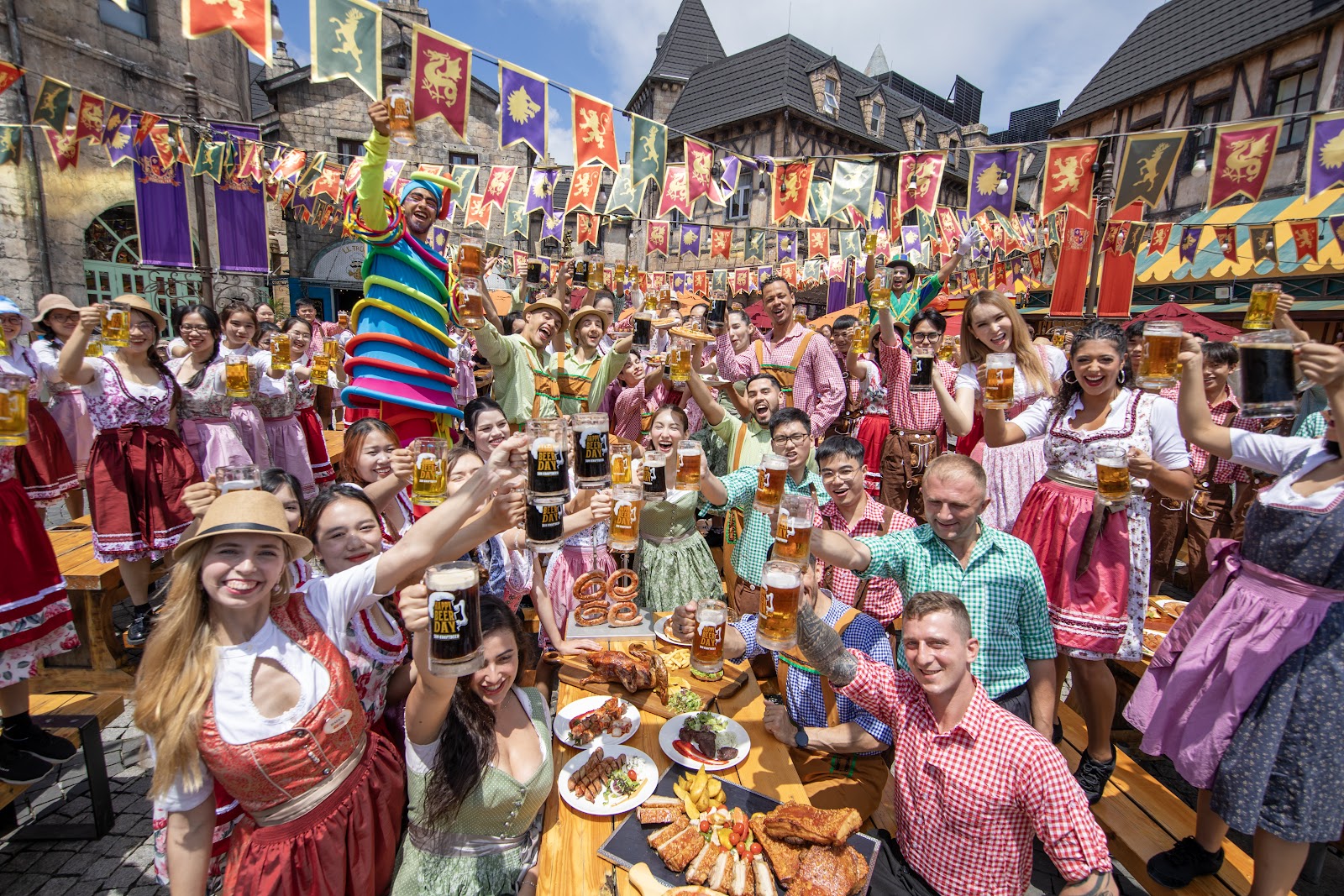 Du khách nước ngoài hào hứng với không khí lễ hội sôi động trên đỉnh Bà Nà