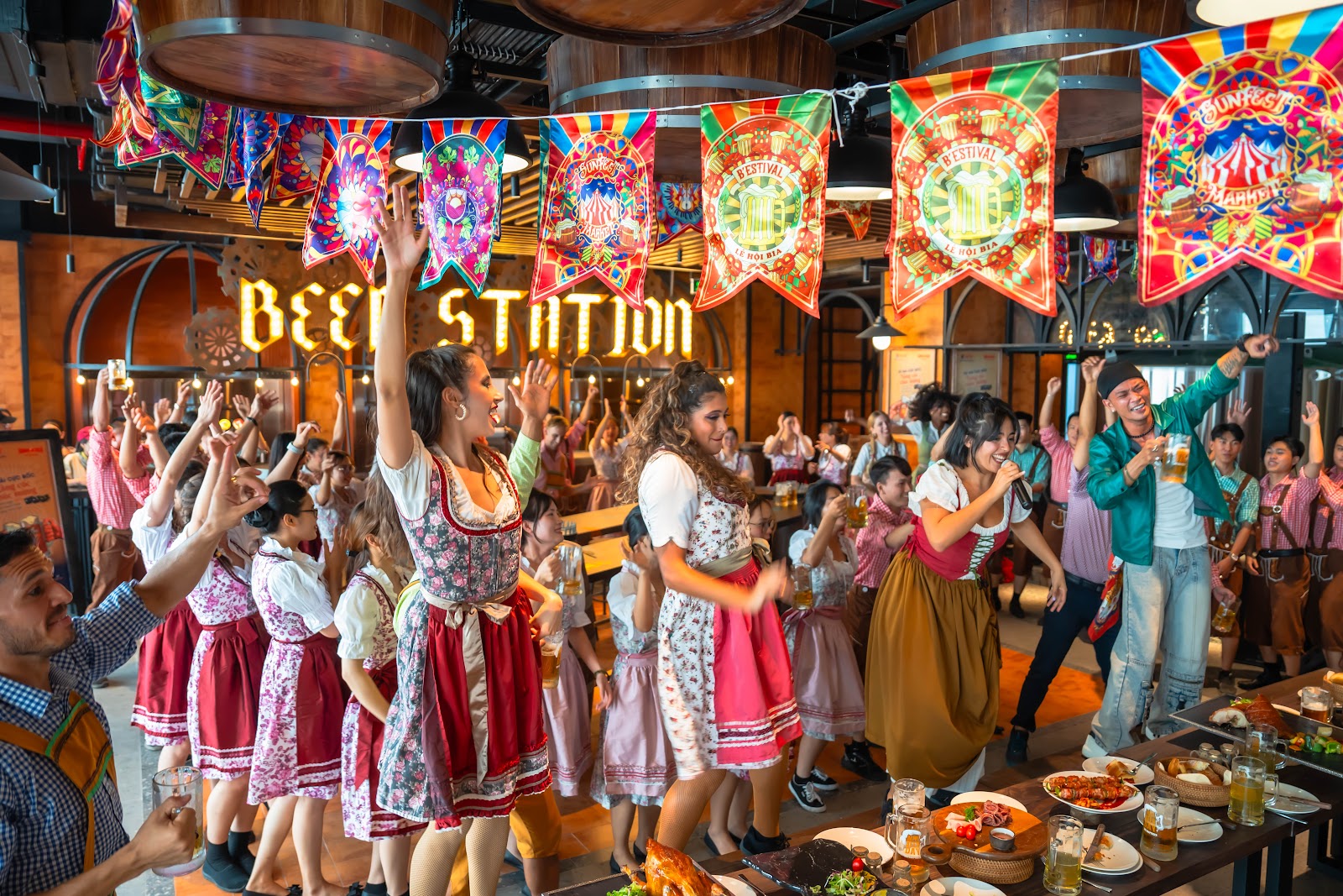 Bên trong xưởng bia hoành tráng vừa mới khai trương trên đỉnh núi Chúa