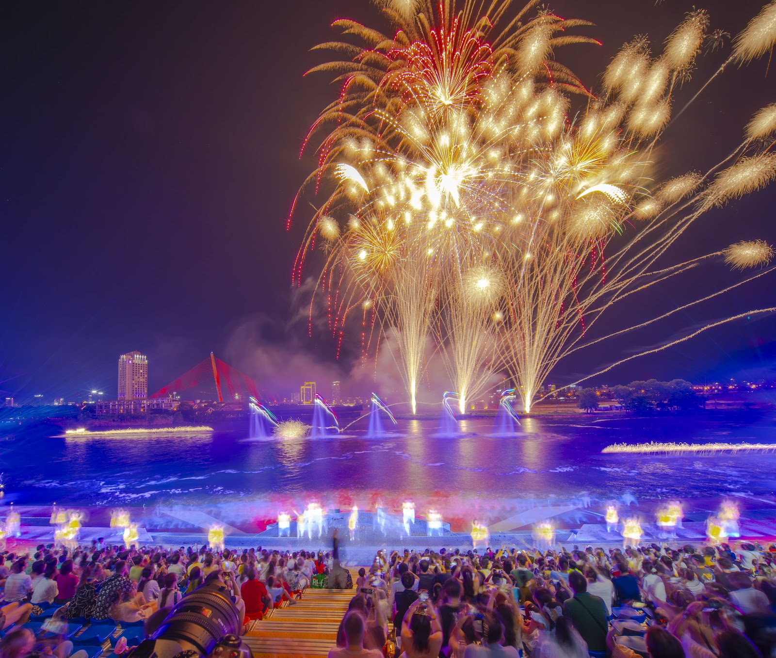 Màn pháo hoa “thiên biến vạn hóa” được mong đợi nhất trong show diễn Symphony of River