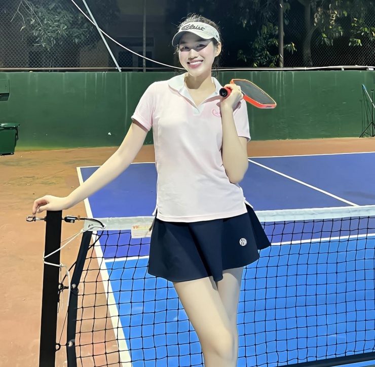 Hoa hậu Đỗ Thị Hà nhập môn pickleball từ giữa tháng 8. Theo cảm nhận của người đẹp 23 tuổi, môn này không tốn sức nhưng vẫn đốt nhiều calo. Đỗ Thị Hà cho biết cô chảy mồ hôi đầm đìa sau mỗi buổi tập, về nhà ăn khỏe hơn.