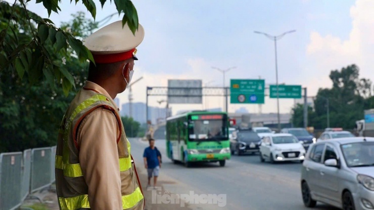 Công nghệ flycam giúp CSGT lập biên bản tài xế vi phạm trên đường Vành đai 3 trên cao