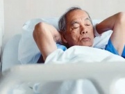 Bạn trẻ - Cuộc sống - Nằm trên giường bệnh, ông lão 75 tuổi nhận ra 3 người quan trọng nhất cuộc đời