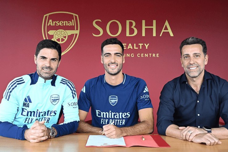 Merino ký hợp đồng cùng HLV Mikel Arteta và giám đốc thể thao Edu của Arsenal