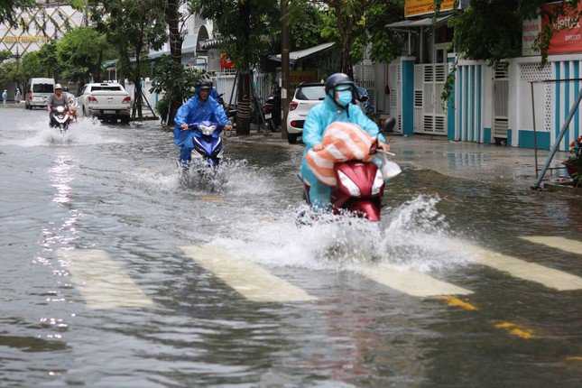 Mưa rào hạ nhiệt miền Trung, miền Bắc hửng nắng, Tây Nguyên và Nam Bộ đề phòng mưa lớn