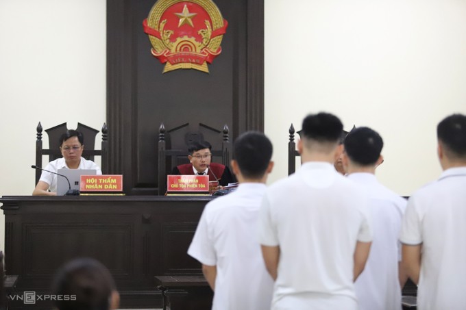 HĐXX thẩm vấn các bị cáo. Ảnh: Đức Hùng