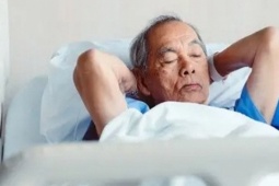 Bạn trẻ - Cuộc sống - Nằm trên giường bệnh, ông lão 75 tuổi nhận ra 3 người quan trọng nhất cuộc đời
