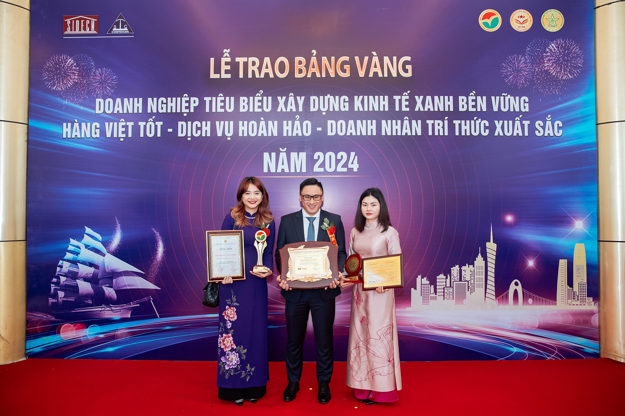 Ban lãnh đạo Norbreeze Collective Asia nhận giải thưởng tại sự kiện