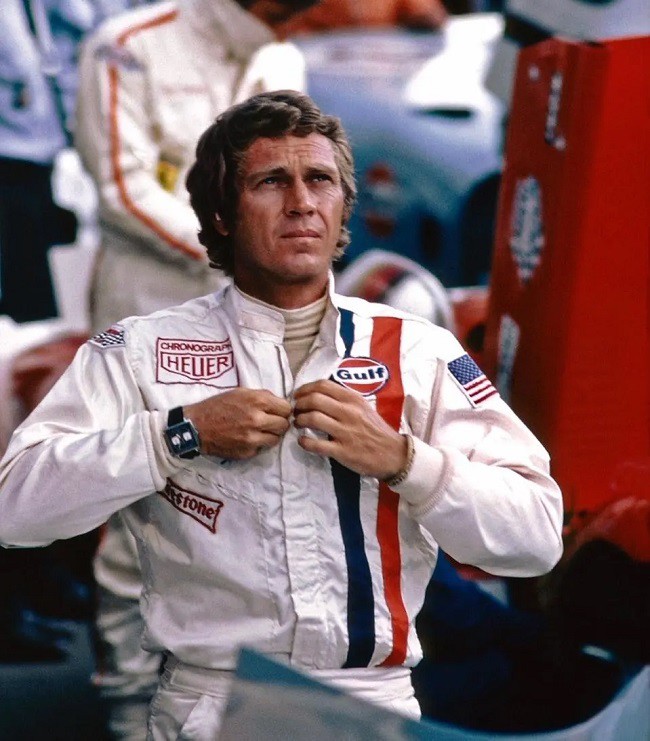 Steve McQueen đeo chiếc Monaco trong quá trình quay phim Le Mans