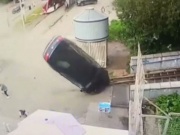 Media - Clip: Ô tô mất lái văng lên cầu đi bộ, 2 người thoát chết khó tin