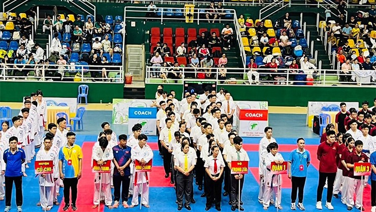 Dư luận phẫn nộ khi VĐV khỏe mạnh bị tuyên bố bỏ cuộc về chấn thương, lên thi đấu "có đánh cũng bị chấm thua"