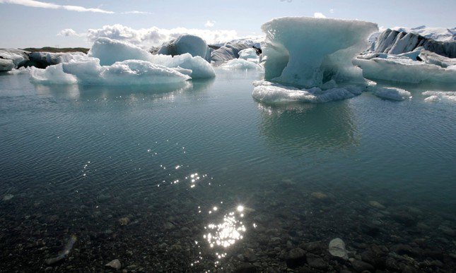 Những tảng băng trôi đang tan chảy của sông băng Vatnajokull ở Breiðamerkurjökull. Ảnh: Ints Kalniņš/Reuters.