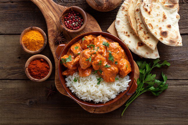 Món Tikka Masala thường được ăn kèm với cơm và bánh mì naan đặc sản của Ấn Độ. Ảnh: St.