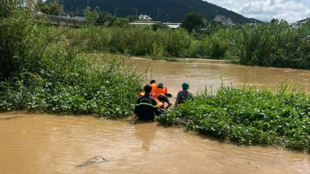 Công an giải cứu ngoạn mục người đàn ông mắc kẹt trong dòng nước chảy xiết suốt đêm