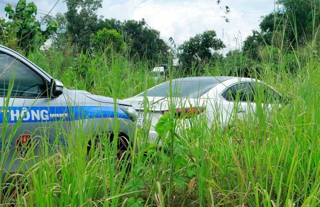 Truy đuổi ngoạn mục: Tài xế liều lĩnh bỏ chạy hơn 20km, lao vào bãi cỏ rồi bị bắt