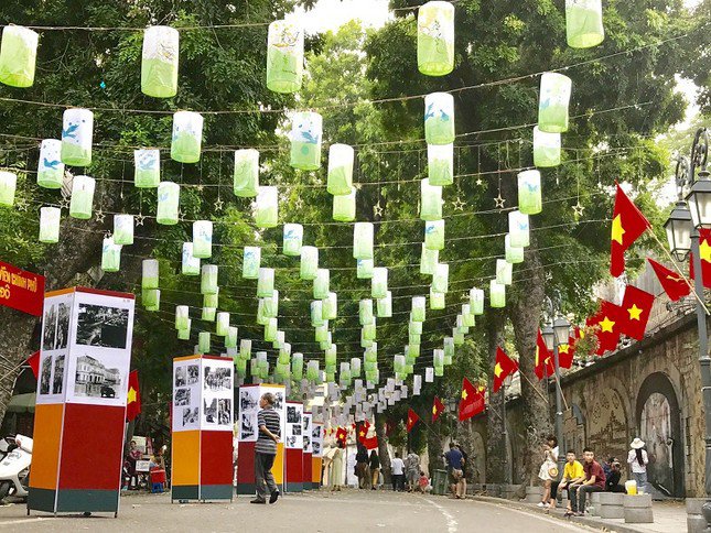 Phố Bích họa Phùng Hưng là nơi diễn ra các hoạt động Trung thu. Ảnh minh họa.