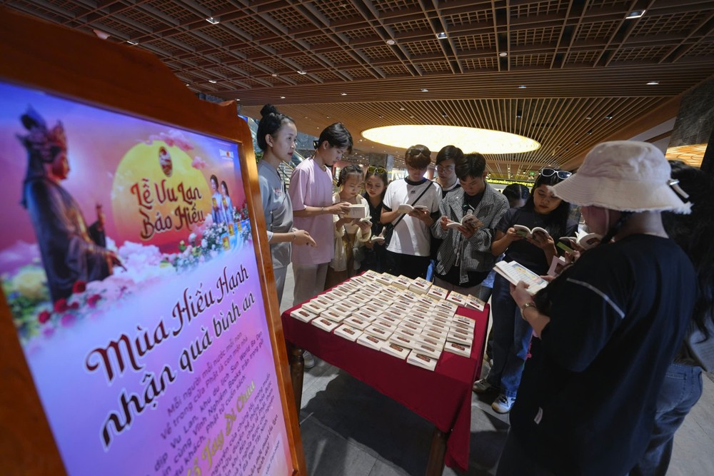 Du khách xúc động hoà vào nghi lễ thiêng liêng trong lễ Vu Lan tại núi Bà Đen - 3