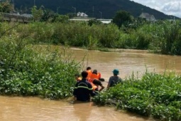 Công an giải cứu ngoạn mục người đàn ông mắc kẹt trong dòng nước chảy xiết suốt đêm