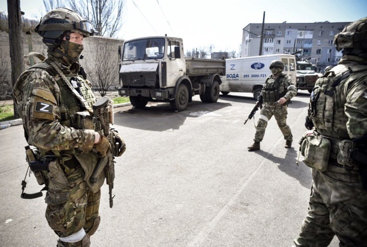 Binh sĩ Nga tuần tra trên đường phố vùng Donetsk. Ảnh: AFP.