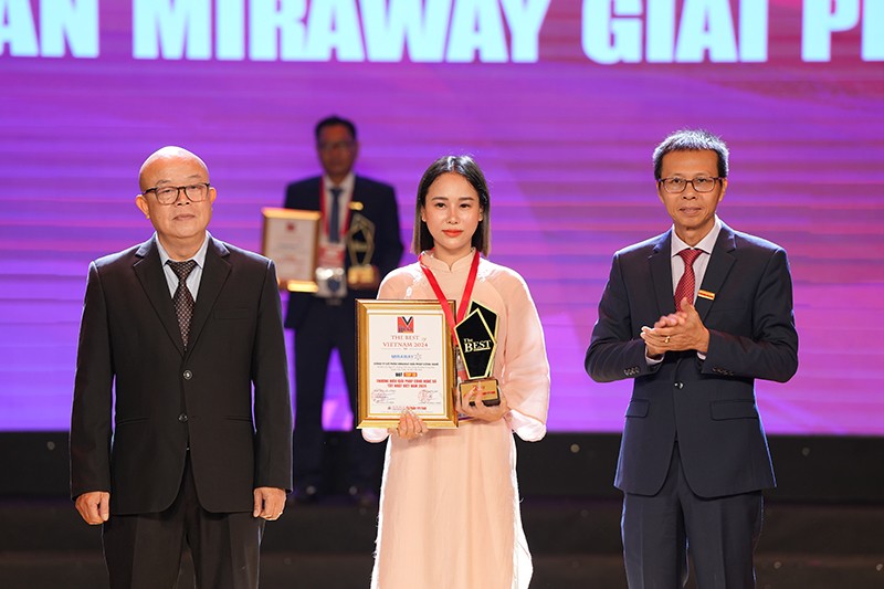 Đại diện Miraway (đứng giữa) nhận giải thưởng TOP 10 thương hiệu giải pháp công nghệ số tốt nhất Việt Nam 2024 tại Lễ công bố “The Best of Vietnam 2024”