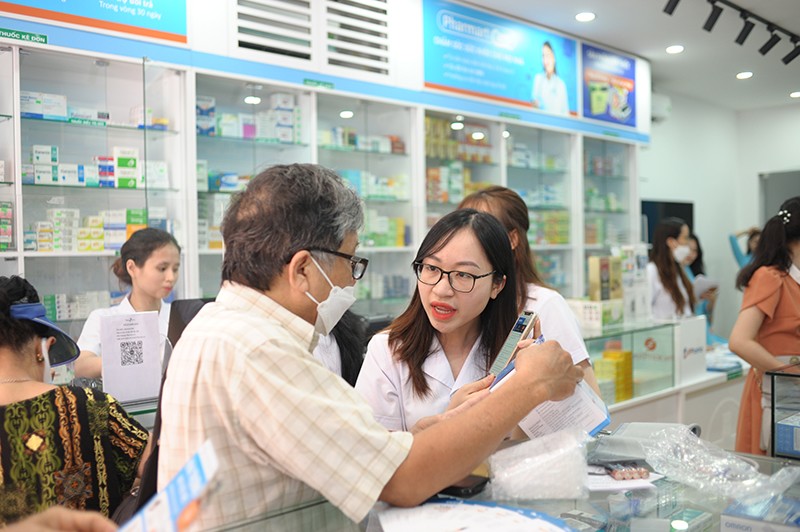 Dược sĩ Nhà thuốc Pharmart tư vấn sản phẩm cho khách hàng