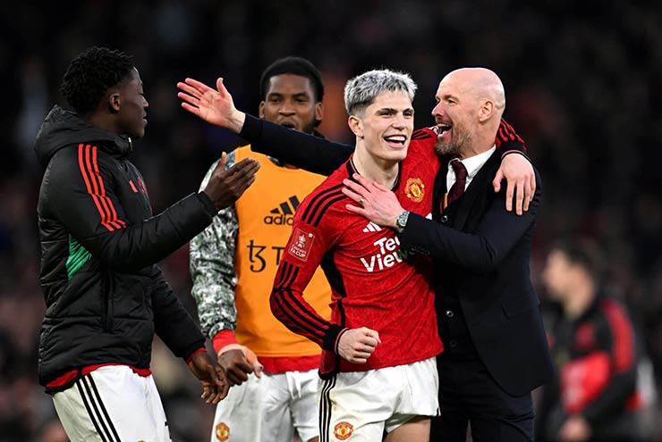 Ten Hag và các cầu thủ MU mới chỉ thua 1 lần trong 5 trận gặp Liverpool gần nhất