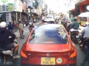 Tin tức trong ngày - Phẫn nộ clip thanh niên đi ngược chiều, đánh người
