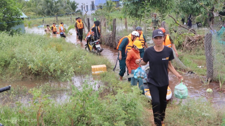 Lũ quét tàn phá Bình Thuận: Hàng chục hecta thanh long và nhà cửa ngập nặng