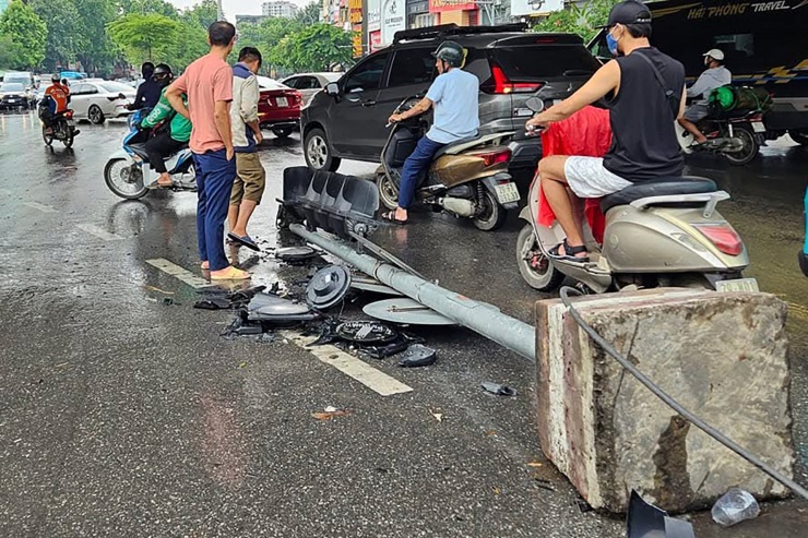 Mưa giông kinh hoàng tàn phá Đống Đa, Thanh Xuân: Cây đổ ngổn ngang, đèn giao thông bị quật ngã