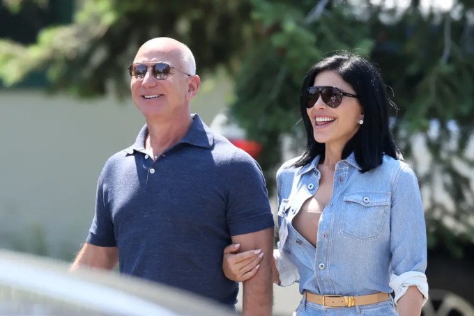 Tỷ phú Jeff Bezos và hôn thê Lauren Sanchez. Ảnh: Reuters