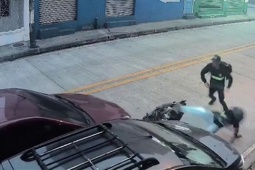 Media - Clip: Cướp điện thoại của nữ tài xế, 2 tên côn đồ nhận kết đắng