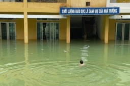 Thầy hiệu trưởng bơi vào trường