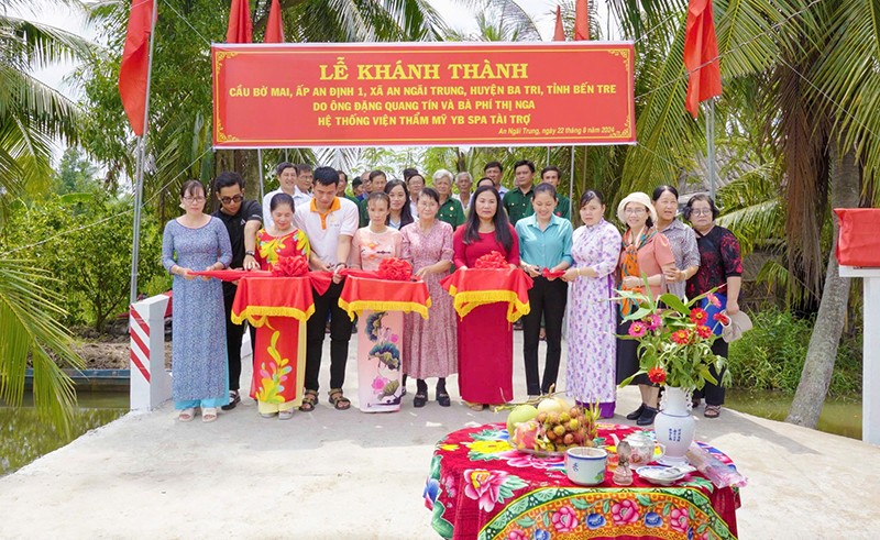 Khánh thành cầu Bờ Mai tại Bến Tre - một công trình kết nối yêu thương do Viện Thẩm Mỹ YB Spa tài trợ chính - 1