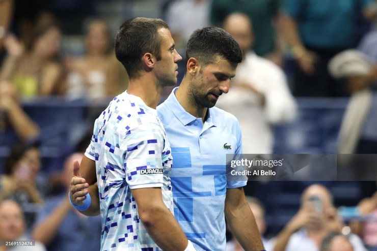 Djokovic đi tiếp sau khi đồng hương Djere dính chấn thương