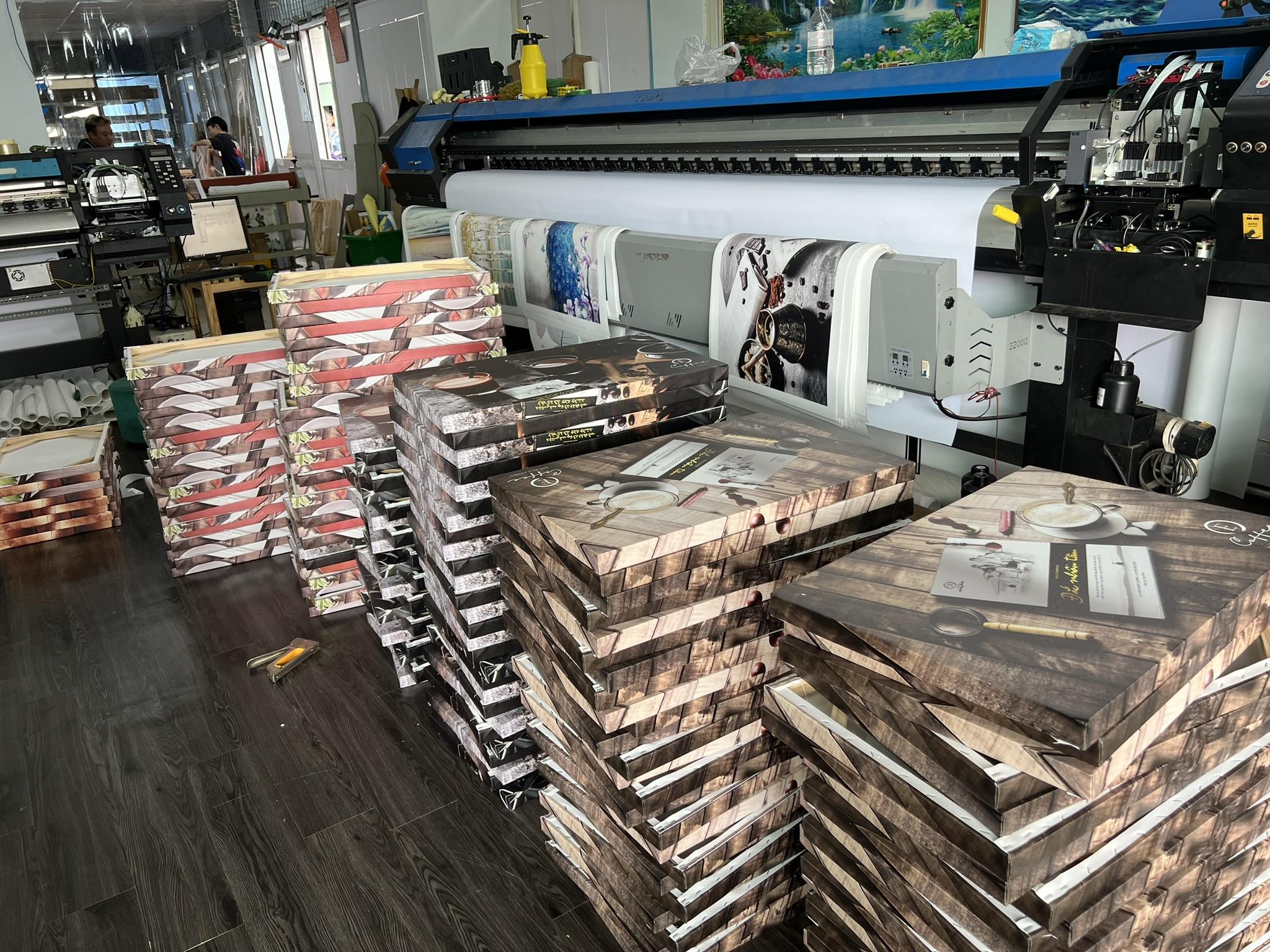 Xưởng sản xuất tranh được đầu tư thiết bị, công nghệ hiện đại phục vụ mọi nhu cầu khách hàng